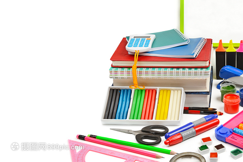 一套在白色背景上隔离的学校和办公用品免费文本空间