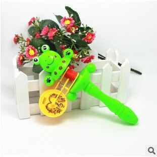 益智玩具 地摊热卖 厂家直销可爱卡通手摇鼓 动物摇摇乐 锻炼小朋友抓握-横峰县宇璐玩具厂提供益智玩具 地摊热卖 厂家直销可爱卡通手摇鼓 动物摇摇乐 锻炼小朋友抓握的相关介绍、产品、服务、图片、价格横峰县宇璐玩具厂、七彩小夜灯;投影灯;儿童发光玩具;儿童科教益智玩具;儿童发声发泄玩具;儿童洗澡玩具;儿童模型玩具;创业礼品;儿童文具;居家用品